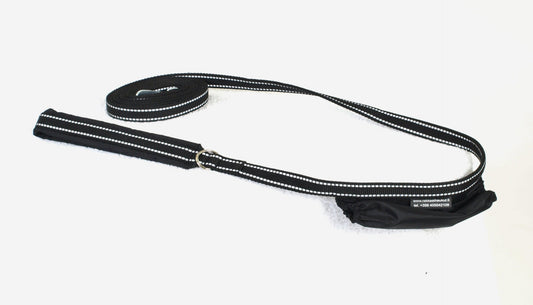 Happy Dog hondenlijn, zwart met wit reflecterend stiksel, poepzakjeshouder en ring om de lengte te halveren.